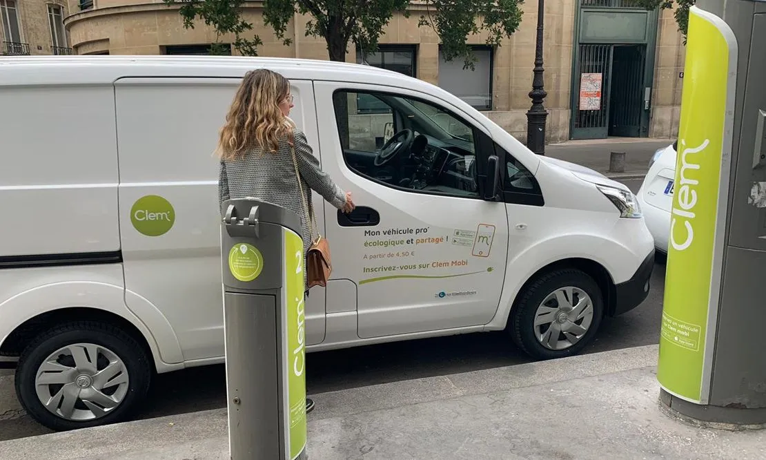 Femme devant un véhicule utilitaire 